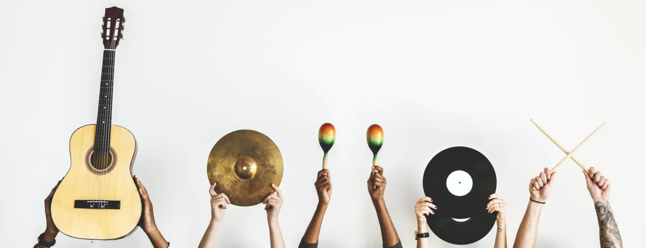Instrumentos y un disco de vinilo. Imagen editorial.