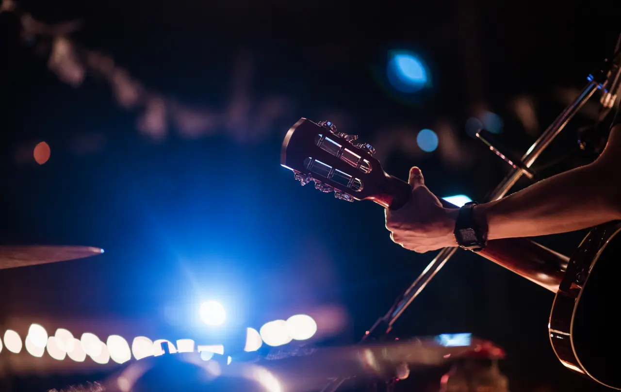 Guitarrista en un escenario. Imagen editorial.